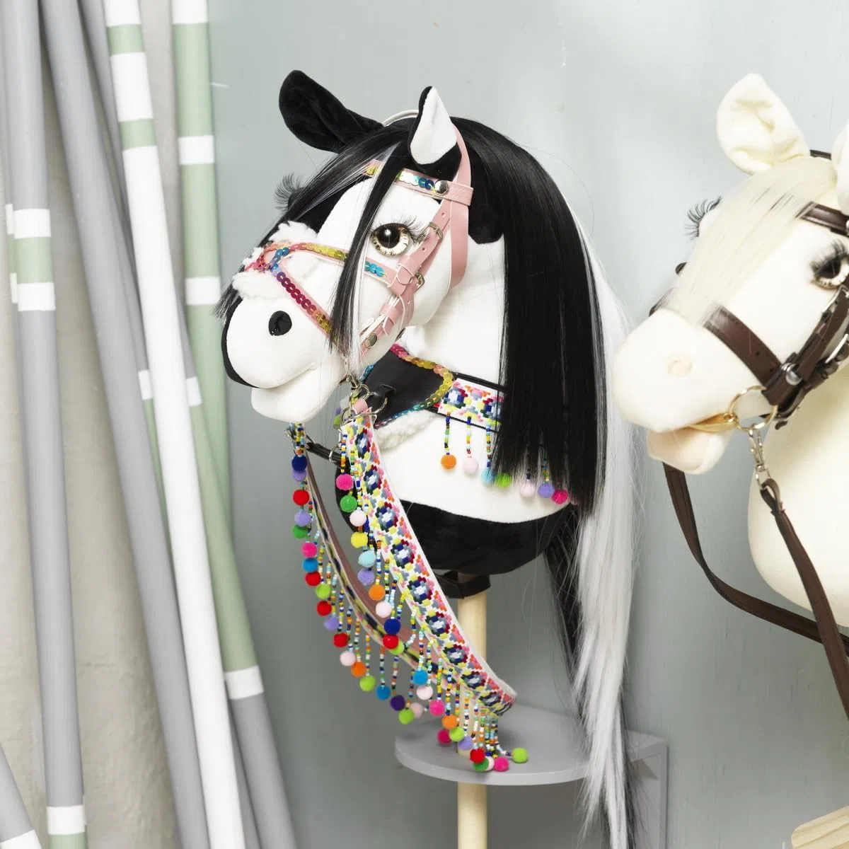 Panduro Hobby Horse Mähne und Schweif Zubehör für Steckenpferd und Hobbypferde, langes und schönes Haar – DIY zum Nähen, Stylen und Frisieren, farblich abgestimmter Schweif – Schwarz