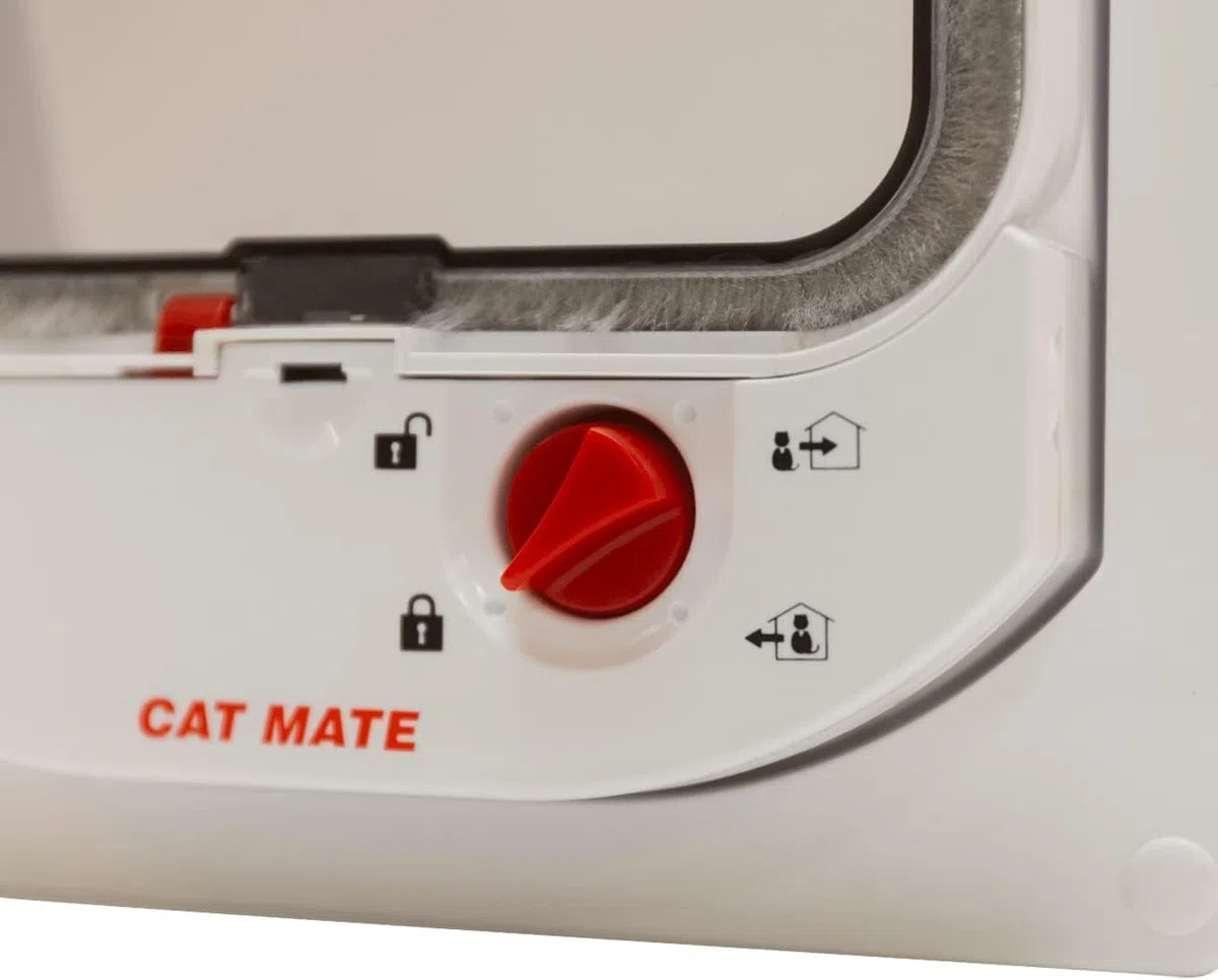 Cat Mate 4-Wege-verriegelbare elektromagnetische Katzenklappe (254) – Exklusiver Zugang für kleine bis mittelgroße Katzen mit Halsbandanhänger, geeignet für PVC, Holz und Wand, Weiß