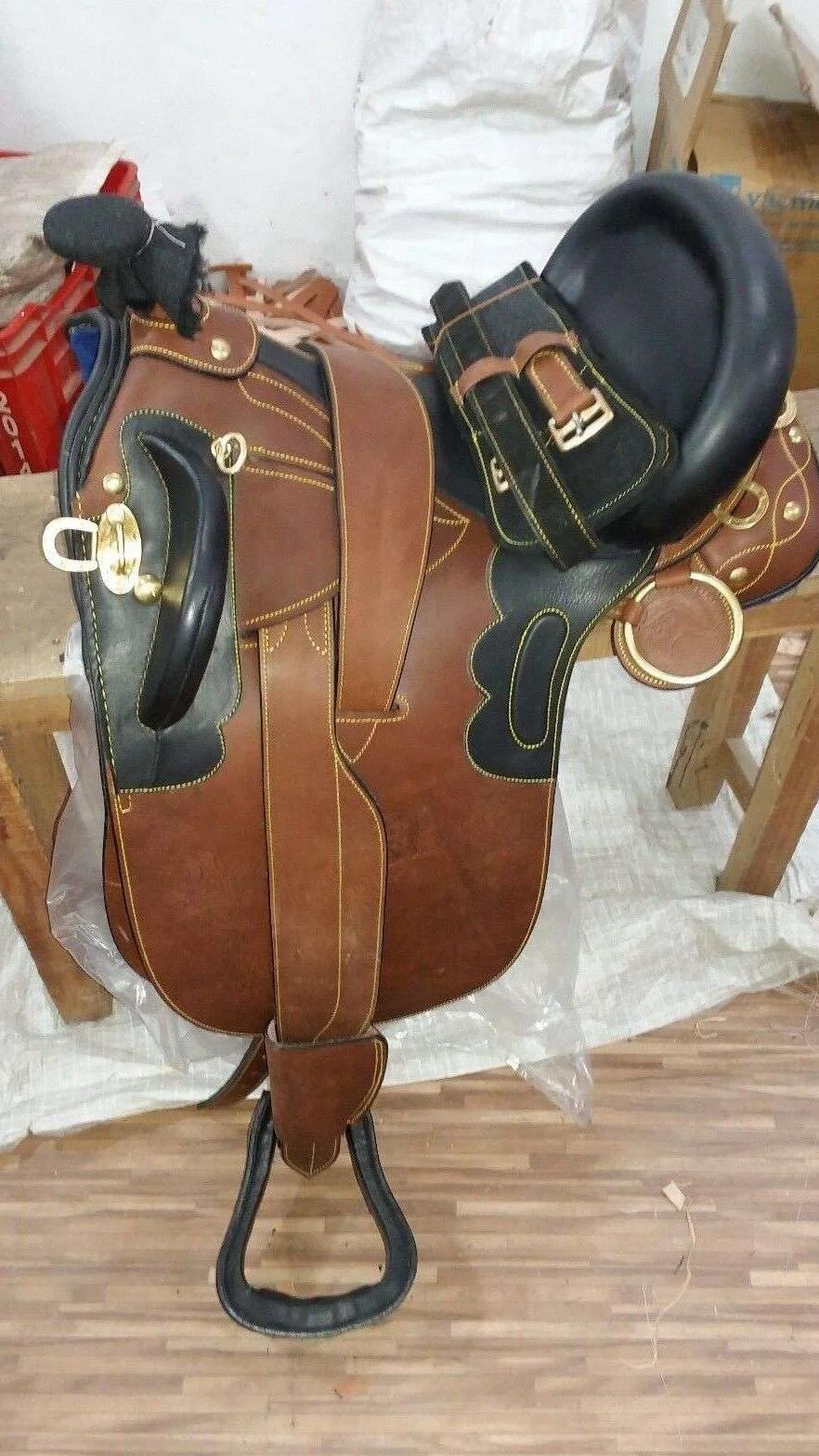 Ledersattel mit Übergurt unter Grith und Fender Reitsattel