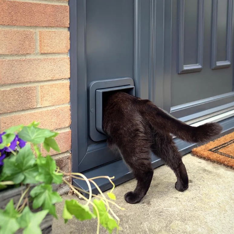 Sure Petcare SureFlap Mikrochip-Katzenklappe, batteriebetrieben, kompatibel mit RFID-Halsbandanhängern und Mikrochips, EIN-Knopf-Steuerung, Einbau in Türen, Glasscheiben und Wände, grau/weiß
