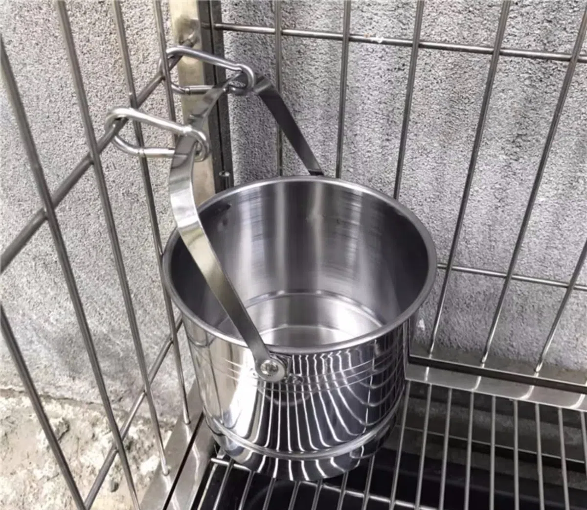 Trinkbrunnen für Haustiere, Wassernapf für Hunde, Hunde-Outdoor-Trinknapf, Wassernapf für Haustiere, Trinkeimer aus Edelstahl, hängender Hundekäfig, Fassungsvermögen 1,7 l/3,5 l, geeignet für mittelgr