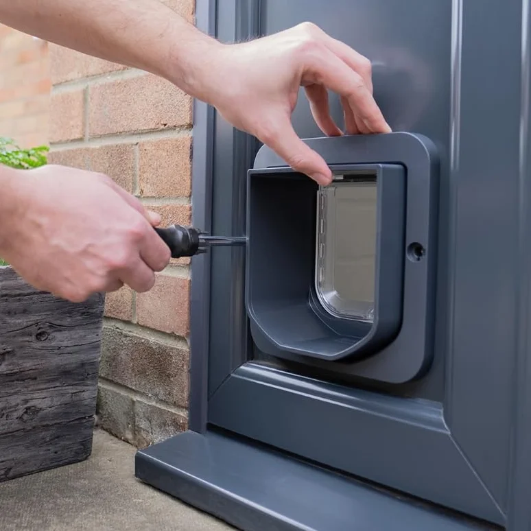 Sure Petcare SureFlap Mikrochip-Katzenklappe, batteriebetrieben, kompatibel mit RFID-Halsbandanhängern und Mikrochips, EIN-Knopf-Steuerung, Einbau in Türen, Glasscheiben und Wände, grau/weiß