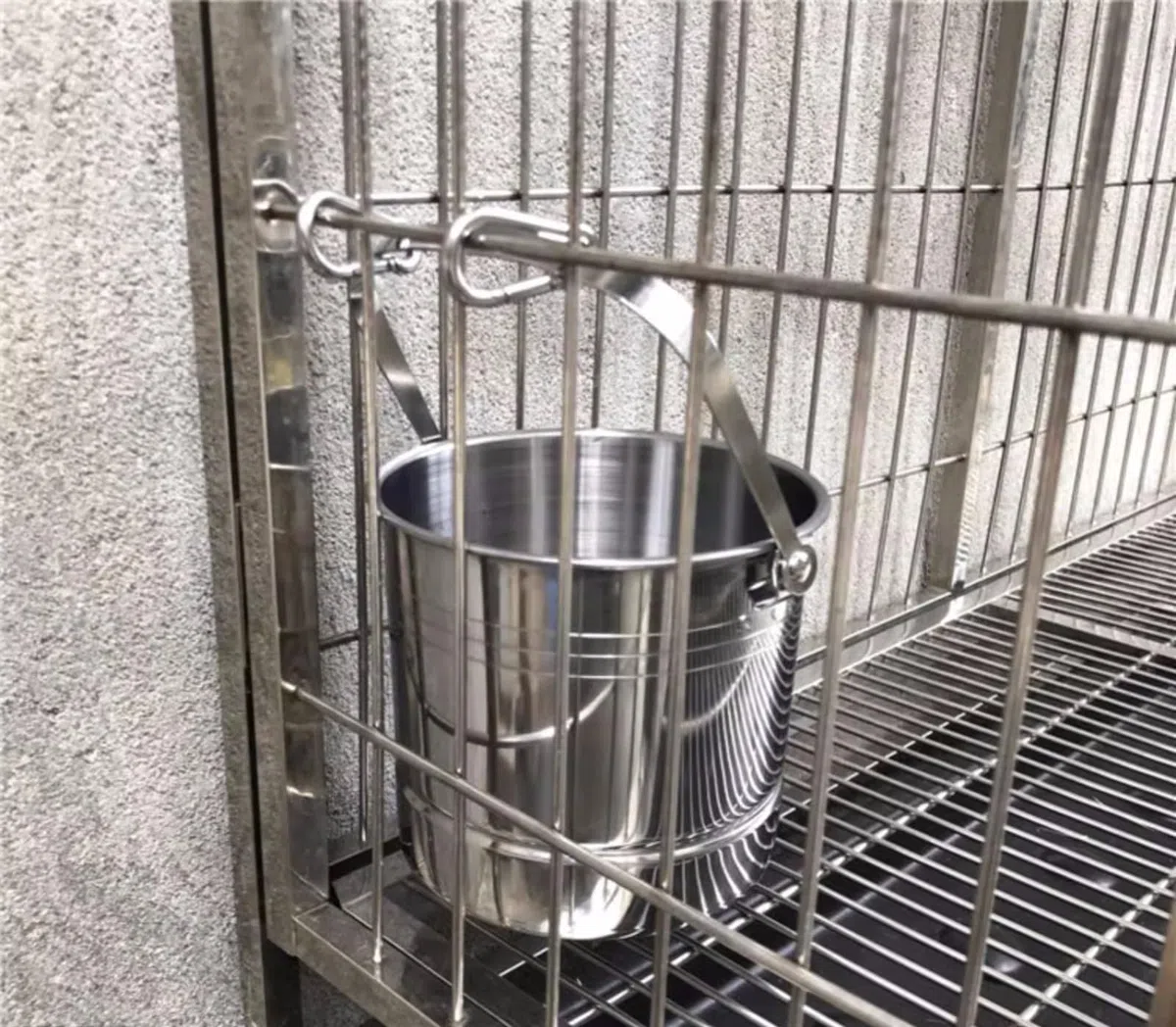 Trinkbrunnen für Haustiere, Wassernapf für Hunde, Hunde-Outdoor-Trinknapf, Wassernapf für Haustiere, Trinkeimer aus Edelstahl, hängender Hundekäfig, Fassungsvermögen 1,7 l/3,5 l, geeignet für mittelgr