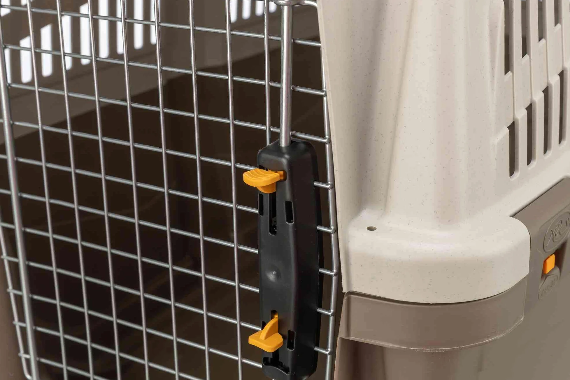TRIXIE Transportbox Skudo – S: 40 × 39 × 60 cm, IATA-konforme Transportbox für Hunde & Katzen ideal für Reisen mit Auto oder Flugzeug, robuste Reisebox aus Kunststoff mit Schnappverschlüssen – 39741