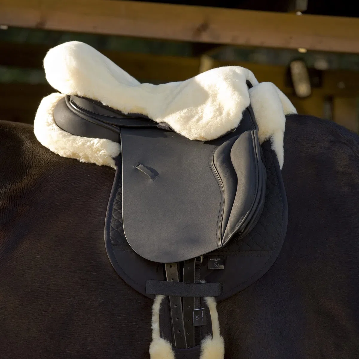 Werner Christ Sattelsitzbezug Englisch aus echtem Lammfell für komfortabel gepolstertes Reiten, Gr. Pony und Warmblut für Pferde-Sattel 14,5 – 15,5“ und 15,5-17,5“, Fell in Natur, schwarz & braun