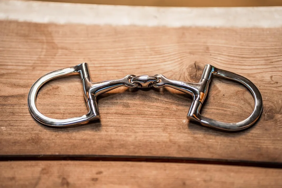 Equinate D-Ring Trense Edelstahl 16mm doppelt gebrochen 14,5cm - Anatomisch geformtes maulfreundliches Gebiss mit sanfter Einwirkung - Lasergravierte Größenangabe
